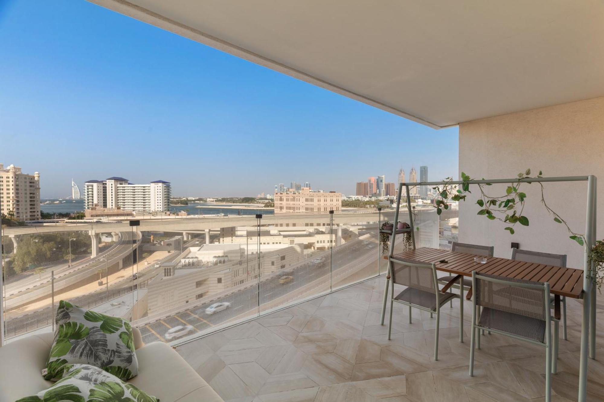 Sea View 2bdr Apartment, Pool And Access Dubai